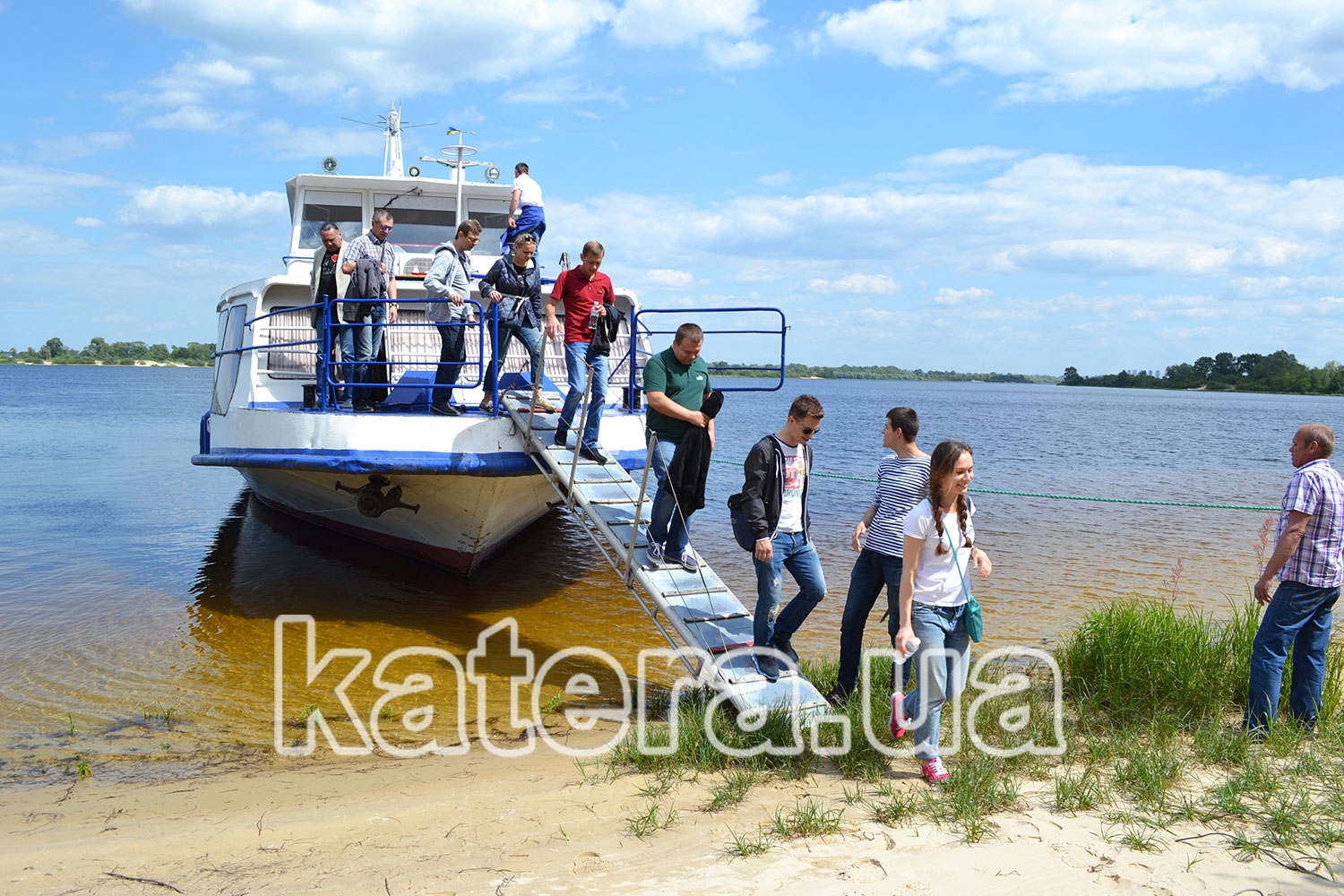 Высадка с теплохода Эколог на остров Великий сотрудников компании - Katera.ua
