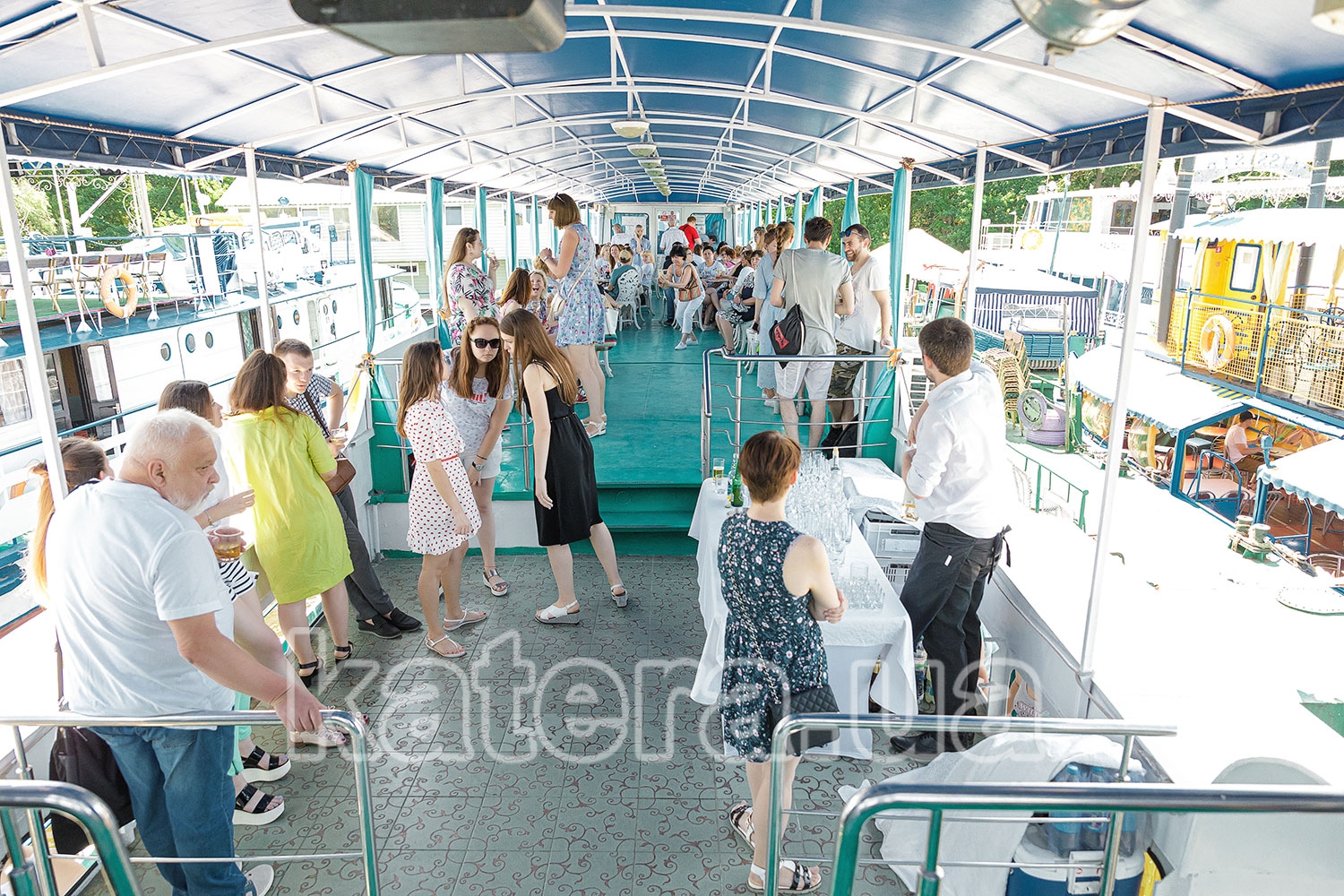 Гости на верхней палубе ожидают начало прогулки по Днепру - katera.ua