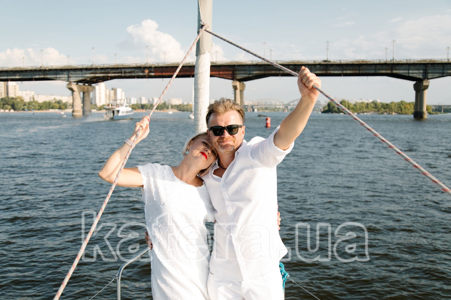 Мужчина и женщина на носовой части яхты Пилар - katera.ua