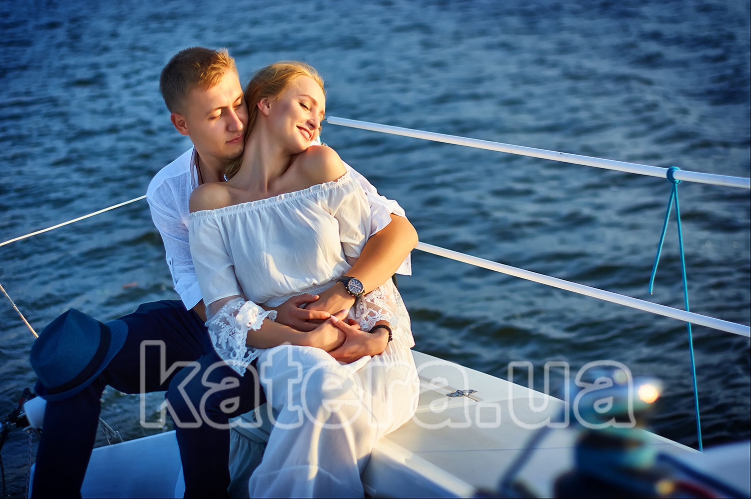 Красивая пара влюбленных на корме яхты Александра - katera.ua
