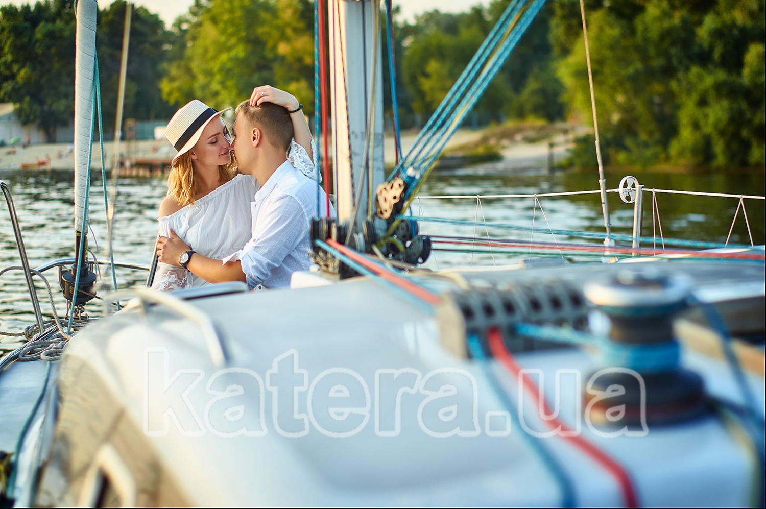 Вдвоем на яхте Александра — от нежного объятия до страстного поцелуя - katera.ua