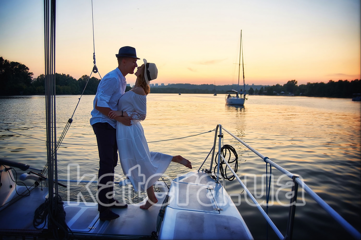 Парень и девушка обнимаются на фоне заката солнца — трогательно и романтично - katera.ua