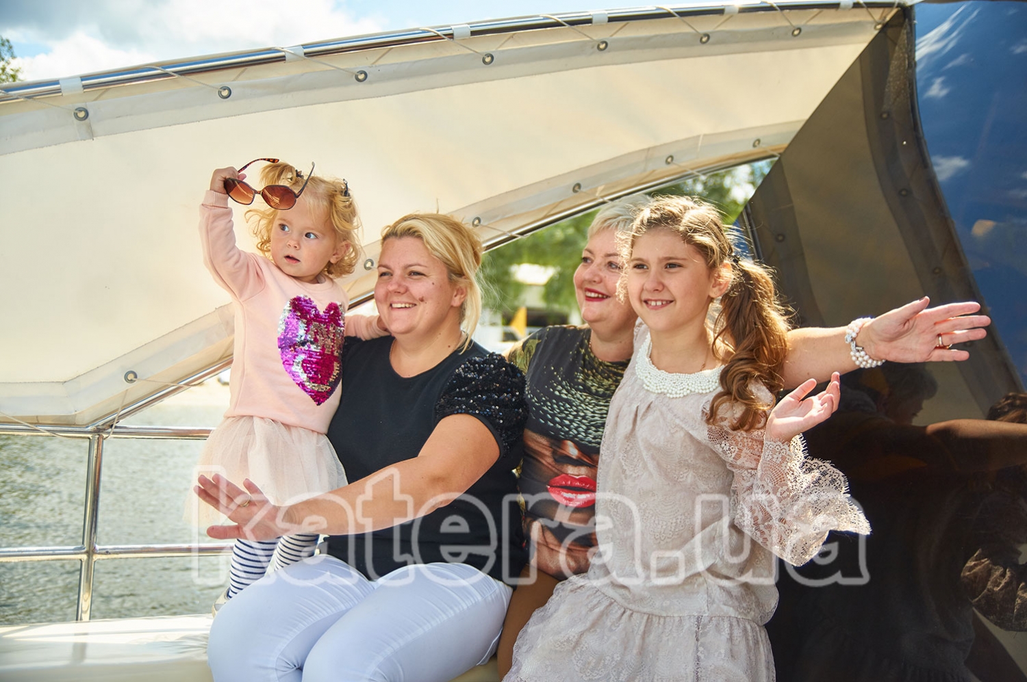 Гости с детьми на открытой площадке яхты Фиеста - katera.ua