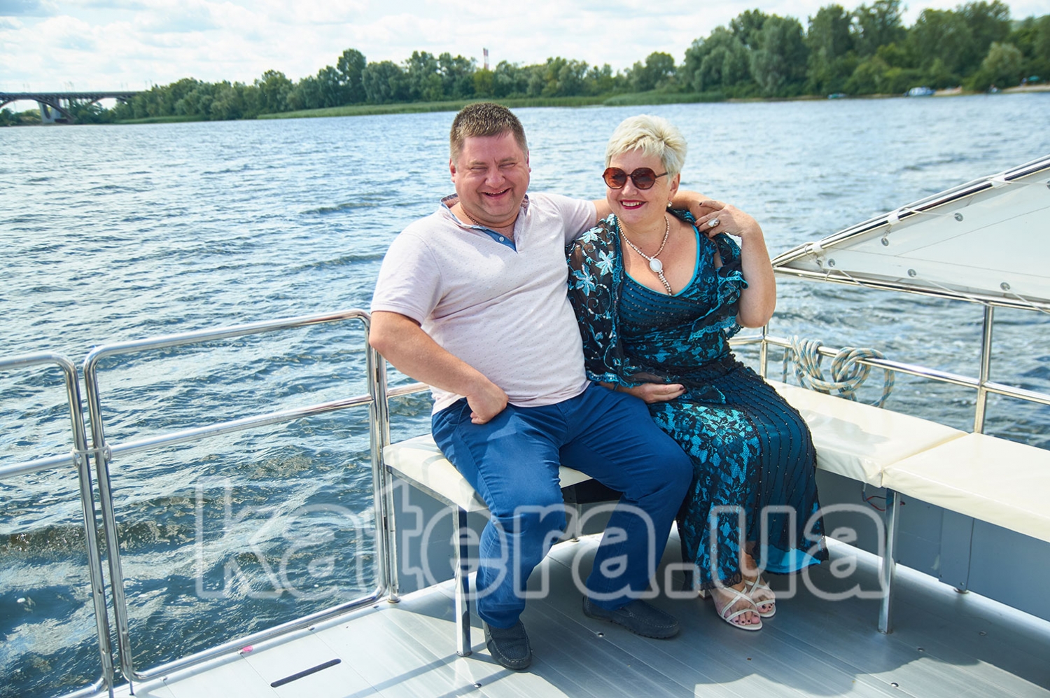 Гости весело проводят время на носу яхты Фиеста - katera.ua